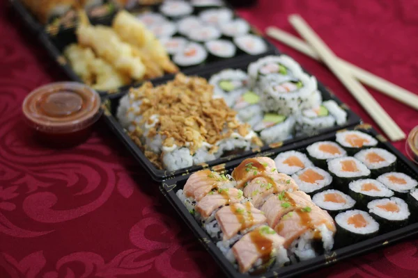 Sushi Elvitelre Szánt Dobozok Lazaccal Hosomaki Kalifornia Uramaki Sült Hagyma Stock Fotó