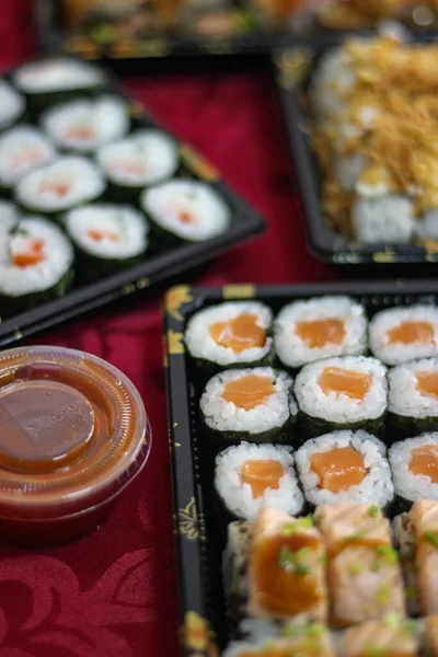 Sushi Elvitelre Szánt Dobozok Lazaccal Hosomaki Uramaki Ropogós Hagyma Párolt Jogdíjmentes Stock Képek