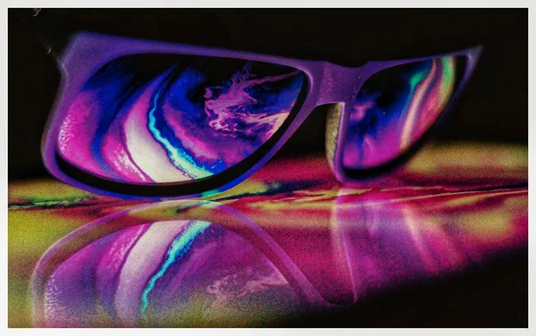 美しい質感を反映したクールなサングラス — ストック写真