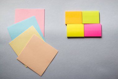 Açık arkaplandaki renkli yapışkan notlar. Yukarıdan manzara. Mesaj için yer var. Yatay resimler