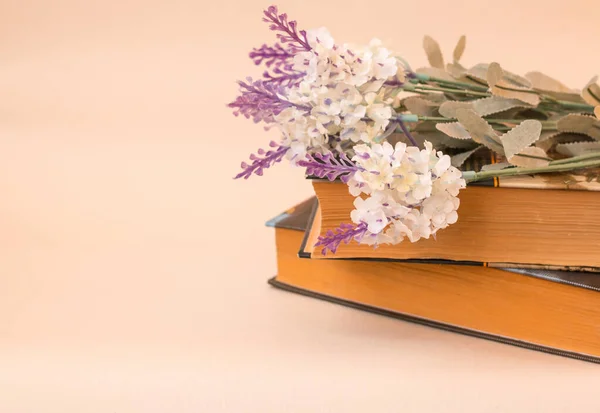 Una Rama Lila Yace Sobre Una Pila Libros Sobre Fondo — Foto de Stock