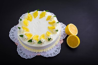 Limonlu kek siyah arka plan üzerine