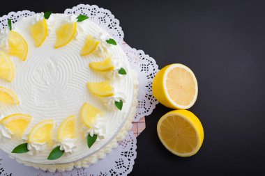 Limonlu kek siyah arka plan üzerine