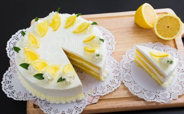 Limonlu kek siyah arka plan üzerine