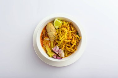 Kuzey Tay tarzında Curried tavuk şehriye çorbası