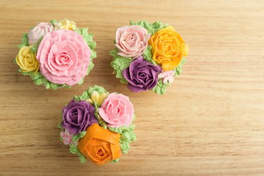 Çiçekli lezzetli kremalı pasta