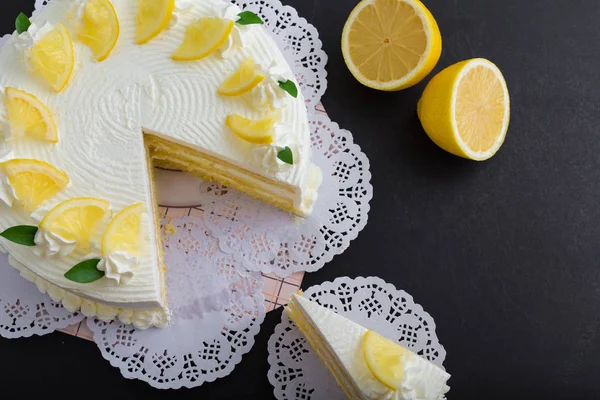 Pastel de limón sobre fondo negro —  Fotos de Stock