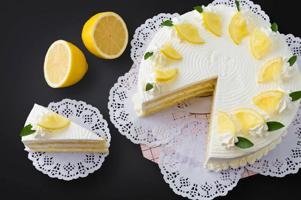 Pastel de limón sobre fondo negro —  Fotos de Stock