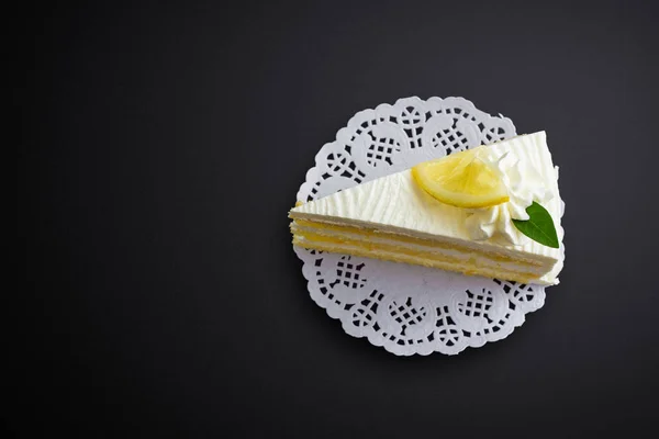 Tort cytrynowy na czarnym tle — Zdjęcie stockowe