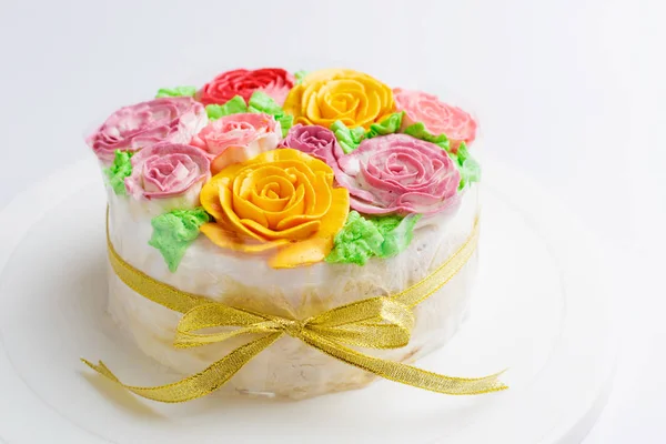 Delicious creamy cake with flowers — Stock Photo, Image