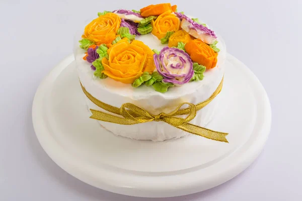 Pyszne kremowe ciasto z kwiatami — Zdjęcie stockowe