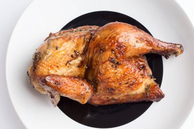 beyaz üzerine kavrulmuş tavuk