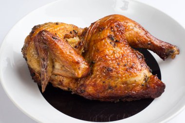 beyaz üzerine kavrulmuş tavuk