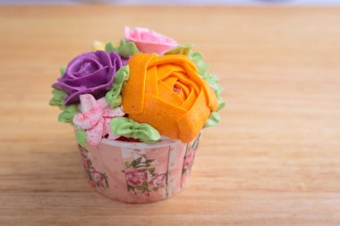 Çiçekli lezzetli kremalı pasta