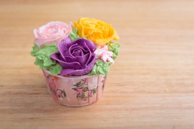 Çiçekli lezzetli kremalı pasta