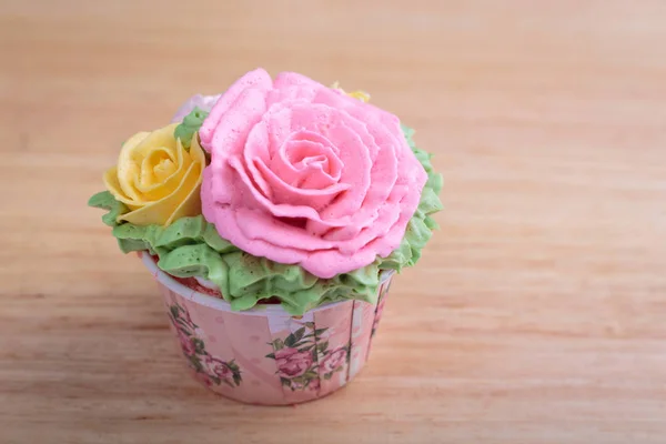 꽃과 함께 맛 있는 크림 케이크 — 스톡 사진