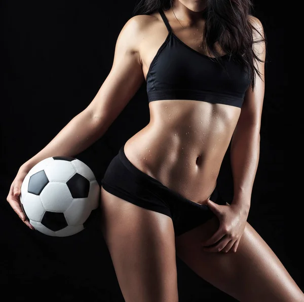 Hermoso cuerpo de modelo de fitness sosteniendo pelota de fútbol — Foto de Stock