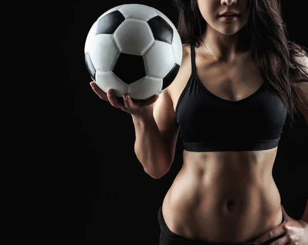 Belo corpo de modelo de fitness segurando bola de futebol — Fotografia de Stock