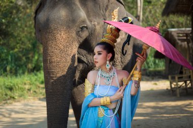 Geleneksel kostümlü Taylandlı kadın. 