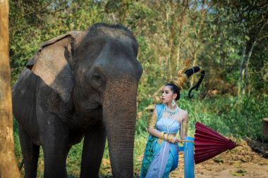 Geleneksel kostümlü Taylandlı kadın. 
