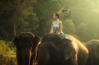 Geleneksel kostümlü Taylandlı kadın. 