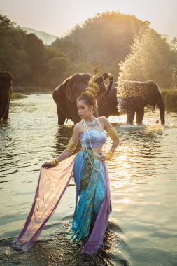 Geleneksel kostümlü Taylandlı kadın. 