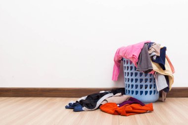 Ahşap zeminde kirli sepet..