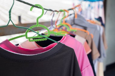 kuruması için asılı elbiseleri