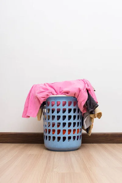 Korb mit Wäsche auf Holzboden. — Stockfoto