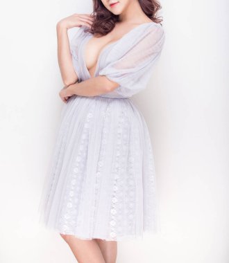 Seksi elbiseli seksi genç kadın manken. 