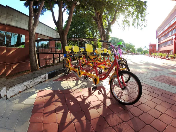 Bicicletas Tres Plazas Estacionadas Calle — Foto de Stock