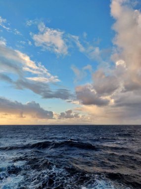 Derin mavi deniz suyu