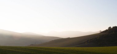 Paisaje de campo en atardecer