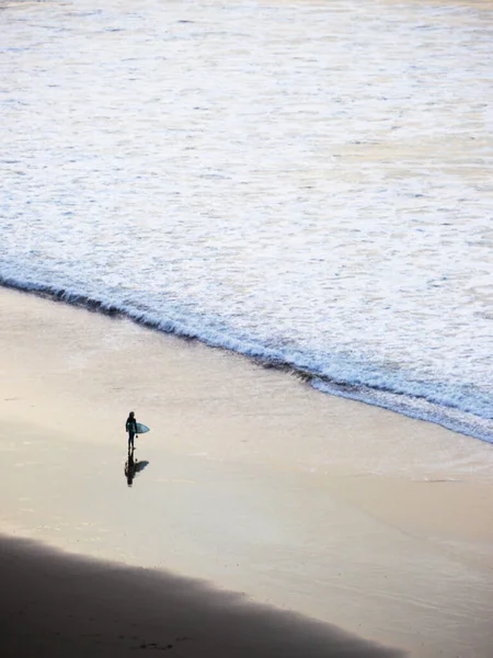 Surfero Andando Mientras Atardece Playa — Fotografia de Stock