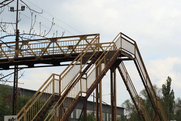 Stary Most Nad Torami Kolejowymi Nieczynny — Stock fotografie
