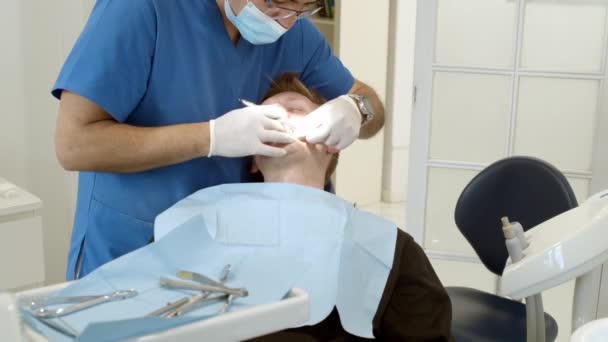 Tandheelkundige Kliniek Dokter Tandarts Trakteert Tanden Patiënt Tandheelkundige Kliniek Tandheelkunde — Stockvideo