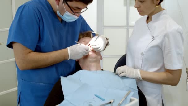Clínica Dentária Médico Dentista Trata Dentes Para Paciente Clínica Odontológica — Vídeo de Stock