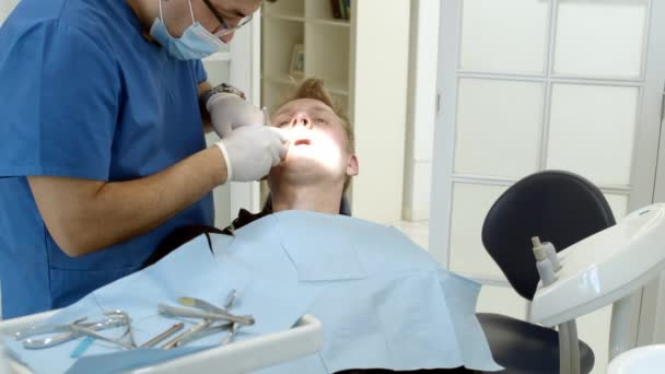 Οδοντιατρική Κλινική Γιατρός Οδοντίατρος Αντιμετωπίζει Δόντια Στον Ασθενή Στην Οδοντιατρική — Αρχείο Βίντεο