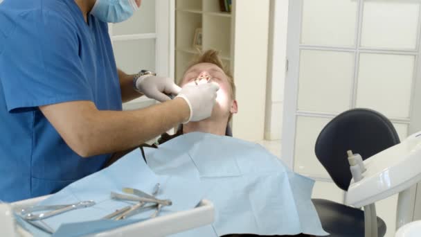 Οδοντιατρική Κλινική Γιατρός Οδοντίατρος Αντιμετωπίζει Δόντια Στον Ασθενή Στην Οδοντιατρική — Αρχείο Βίντεο