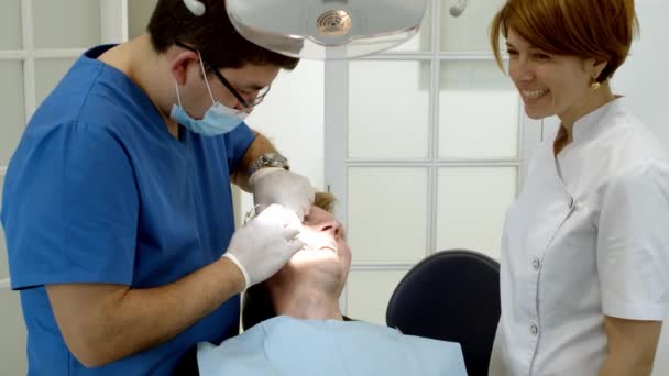 歯科医院だ 歯医者は歯医者の患者に歯を治療する 歯医者と歯医者 歯科治療と咬傷矯正 — ストック動画