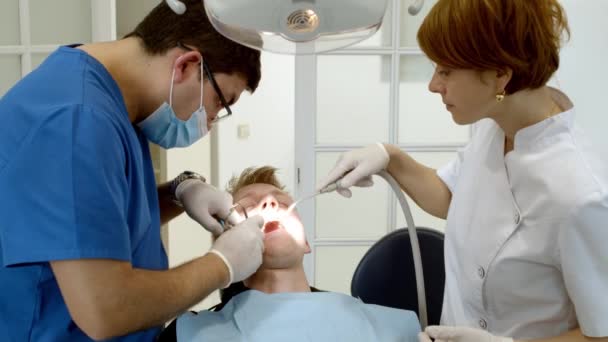 Tandheelkundige Kliniek Dokter Tandarts Trakteert Tanden Patiënt Tandheelkundige Kliniek Tandheelkunde — Stockvideo