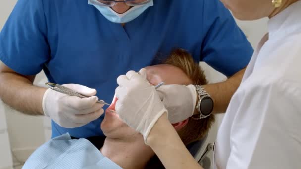 Clínica Dentária Médico Dentista Trata Dentes Para Paciente Clínica Odontológica — Vídeo de Stock