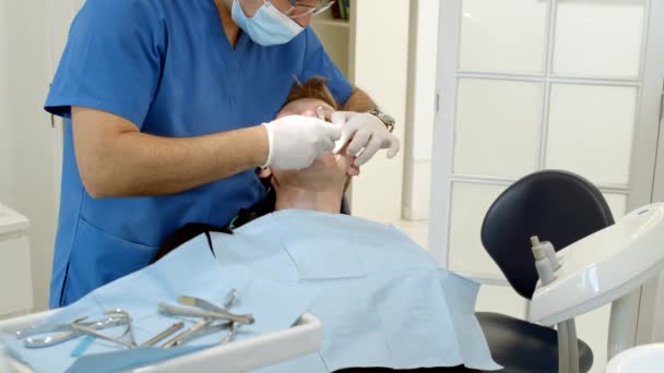 Clínica Dentária Médico Dentista Trata Dentes Para Paciente Clínica Odontológica — Vídeo de Stock