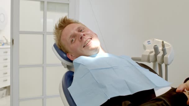 牙科诊所牙医在牙科诊所给病人治牙 牙科和正牙医生 牙科治疗和咬牙矫正 — 图库视频影像