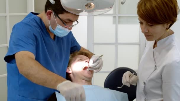 Clínica Dentária Médico Dentista Trata Dentes Para Paciente Clínica Odontológica — Vídeo de Stock