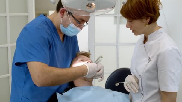 Tandklinik Læge Tandlæge Behandler Tænder Til Patienten Tandklinikken Tandpleje Tandlæge – Stock-video