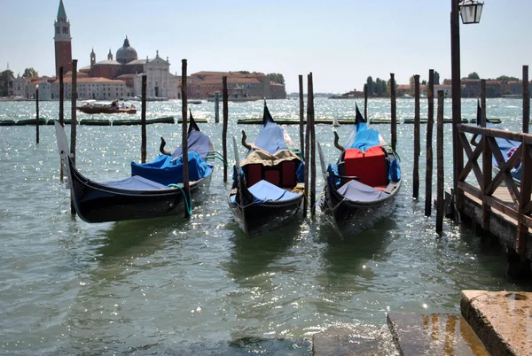 Гондолы Венеции Италия — стоковое фото