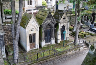 Cimetiere de Montmartre 'da. Paris 'teki eski mezarlık..