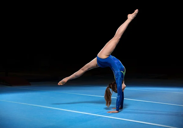 Retrato de jóvenes gimnastas compitiendo en el estadio — Foto de Stock