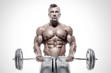 Kaslı vücut geliştirmeci adam büyük dumbbell ile yapıyor